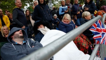 البريطانيون حضروا فجرا الى شوارع لندن لرؤية موكب جنازة الملكة