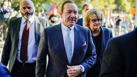 كيفن سبايسي يمثل أمام محكمة مدنية في نيويورك في قضية تحرش جنسي بفتى سنة 1986