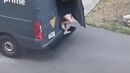 فيديو: طرد موظف أمازون بعد تصوير إمرأة بملابس قصيرة تخرج من سيارته