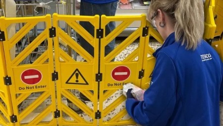 تيسكو تحمي موظفيها بحواجز أمنية أثناء طرح المنتجات مخفضة الأسعار