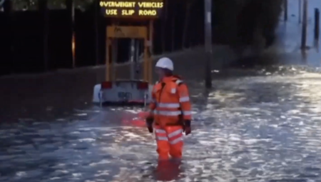 فيديو: شوارع بريطانيا تغرق بأمطار كثيفة