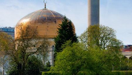 بريطانيا.. مسؤولو الهجرة يستهدفون المساجد والكنائس لإقناع اللاجئين بالعودة إلى ديارهم