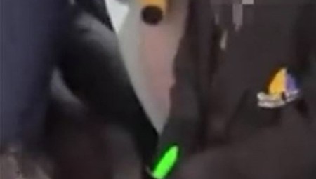 فيديو: رعب يسيطر على ركاب حافلة في بريطانيا بعد أن أشعل صبي مراهق الألعاب النارية فيها