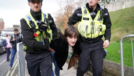 (فيديو) الشرطة تعتقل مواطنا بريطانيا قذف الملك تشارلز بالبيض