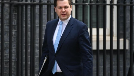 وزيرة الهجرة يطالب بالتوقف عن إيواء المهاجرين في الفنادق الفاخرة