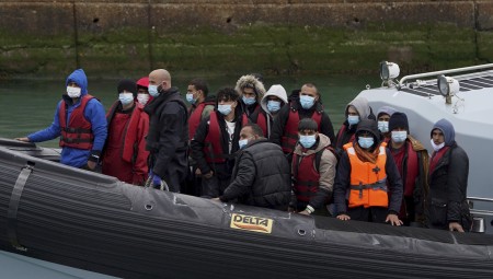 وزارة الداخلية تتلقى تحذيرات من زيادة الرغبة في الانتحار بين صفوف المهاجرين بسبب صفقة رواندا