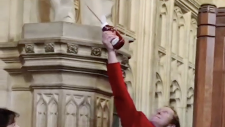 (فيديو): ناشطتان تلطخان تمثال آرثر بلفور بالكاتشاب احتجاجا على وعد إقامة دولة إسرائيل