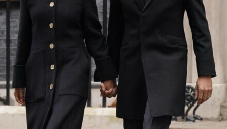 زوجة رئيس الوزراء البريطاني تلفت نظر الصحافة بلباسها الأنيق في مناسبة تأبين للعسكريين