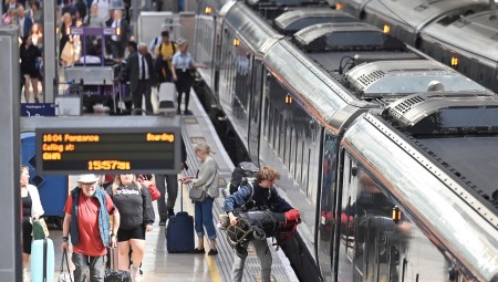 إضرابات عمال السكك الحديدية تهدد بشلل حركة المرور خلال عيد الميلاد