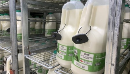 بريطانيا.. متاجر Tesco تضع أقفالاً على عبوات الحليب بعد زيادة السرقات بسبب أزمة تكلفة المعيشة