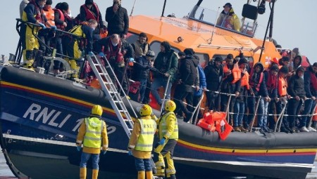 الإندبندنت: نظام اللجوء  في بريطانيا بدأ بالانهيار.. و140 ألف لاجئ ينتظرون النظر في طلبات لجوئهم