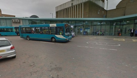 طفلة بريطانية تتعرض لاعتداء جنسي في محطة حافلات وسيدة شجاعة تساعدها على الهروب