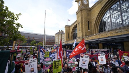 (فيديو) موجة إضرابات واسعة تشهدها المملكة المتحدة.. إليك مواعيدها والقطاعات المضربة