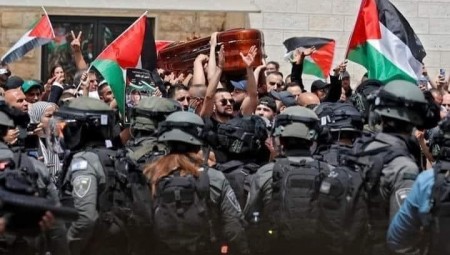 الشرطة الإسرائيلية تقتحم مستشفى قبل إخراج نعش أبو عاقلة منه استعدادا لدفنها