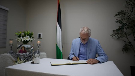 جيريمي كوربين يعزي في مقتل أبو عاقلة بمقر سفارة فلسطين بلندن