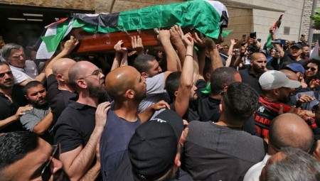 إسرائيل تعتقل حامل نعش الصحافية شيرين ابو عاقلة وتقول إن التحقيق بمقتلها مستمر