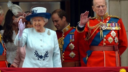 شرفة قصر باكنغهام واجهة للنظام الملكي البريطاني