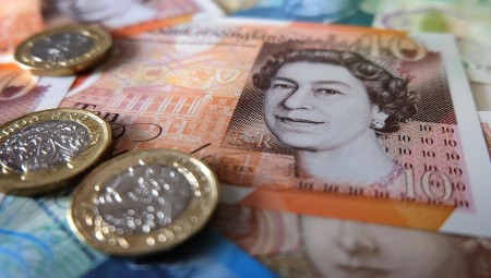 استطلاع: المستهلكون في بريطانيا يشعرون بالقلق بشأن أوضاعهم المالية