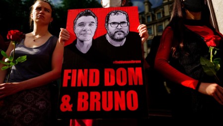 آثار دم على قارب مشتبه به في قضية اختفاء صحافي بريطاني وخبير برازيلي في الأمازون