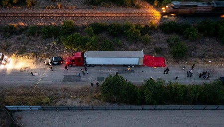 العثور على جثث 46 مهاجرا في مقطورة شاحنة في تكساس