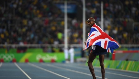 البطل الأولمبي السابق مو فرح يكشف هويته الحقيقية وكيف وصل إلى بريطانيا باسم طفل آخر