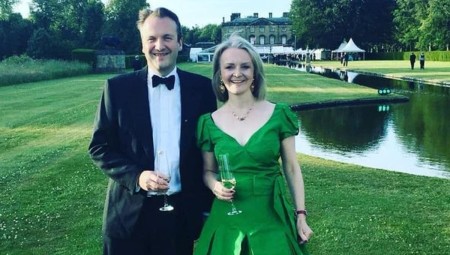 زوج متكتم ومراهقتان... ليز تراس تستقر مع عائلتها في داونينغ ستريت