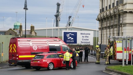 إلقاء مقذوفات حارقة على مركز دوفر البريطاني للهجرة
