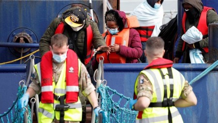 وزارة الداخلية تدرس حبس المهاجرين غير الشرعيين ومنعهم من الإقامة