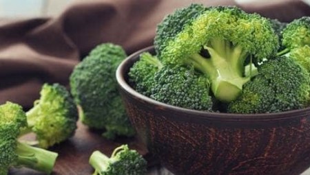 وكالة الغذاء البريطانية: البروكلي والتوت وغيرها قد تسبب الإصابة بـكورونا... والسبب؟