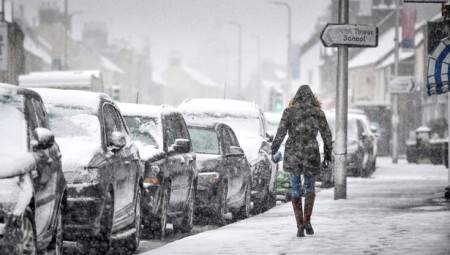 مسؤولو الصحة في بريطانيا يحذرون من الاستغناء عن وسائل التدفئة خلال العاصفة الحالية