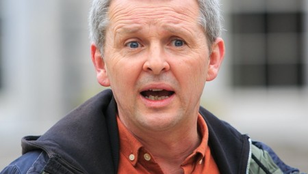 نائب إيرلندي ينتقد رئيسة المفوضية الأوروبية لمطالبتها بالتحقيق في جرائم روسيا والتغافل عن جرائم الاحتلال الإسرائيلي