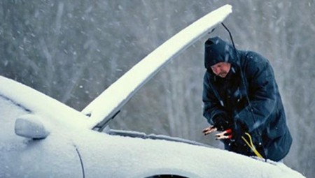 طقس بريطانيا: على السائقين الاحتفاظ بملابس إضافية وبطانيات قوارير شاي لحالات الطوارئ