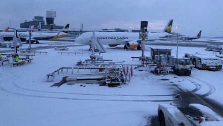 (فيديو) مطار مانشستر يغلق مدرجاته بسبب كثافة الثلوج وعشرات الرحلات تتأثر  عرب لندن - لندن