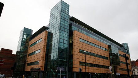 محكمة ليفربول: بريطانيان يتركان طفلهما في مهد محمول دون رعاية إلى أن مات