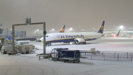 المسافرون عبر المطارات البريطانية يفترشون الأرض بسبب الاضطرابات في الرحلات الجوية