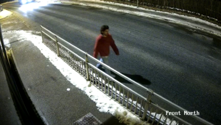 السلطات البريطانية تصدر تحذيرا بشأن رجل تجول ليلا دون معطف