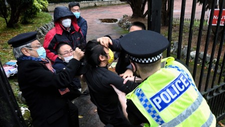 الصين تسحب 6 دبلوماسيين من المملكة المتحدة بسبب اعتداء على متظاهر في قنصلية مانشستر