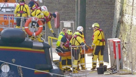 بريطانيا… وفاة 4 لاجئين وإنقاذ 50 آخرين بعد غرق زورقهم المتجه نحو بريطانيا 