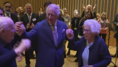 فيديو: شاهد هكذا رقص ملك بريطانيا تشارلز خلال زيارته مركزا للجالية اليهودية