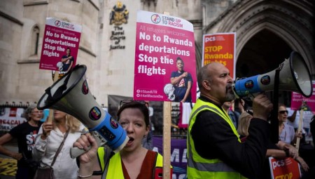عاجل/ المحكمة العليا تقرر أن إجراءات الحكومة البريطانية المتعلقة بترحيل طالبي اللجوء إلى رواندا قانونية