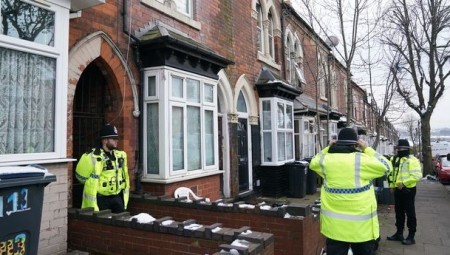 شرطة ويست ميدلاندز تعثر على رفات طفل في حديقة منزل في برمنغهام