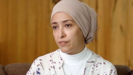 الخارجية البريطانية تروج فيديو لسيدة محجبة تقنع من خلاله المهاجرين بالرحيل إلى رواندا