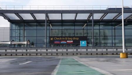 في حادثة مرعبة بمطار لندن جاتويك.. الشرطة تعثر على جثة رجل في الهيكل السفلي لطائرة TUI