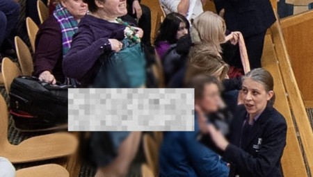 فيديو: محتجة اسكتلندية ترفع تنورتها في البرلمان احتجاجاً على إقرار تشريعات لتسهيل عمليات تغيير الجنس