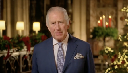 فيديو: رسالة ملك بريطانيا في عيد الميلاد موجهة للمواطنين الذين يكافحون في ظل أزمة المعيشة