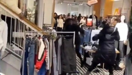 فيديو: لندن... اندلاع شجار ضخم في متجر خلال الـ Boxing Day