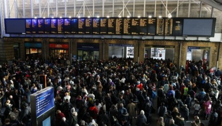 إضرابات عمالية.. حشود ضخمة في محطات بريطانيا وإضرابات جديدة في شهر يناير المقبل