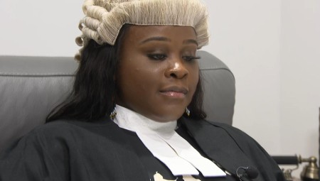 (فيديو): أول محامية سوداء ومكفوفة في بريطانيا توجه رسالة للشباب