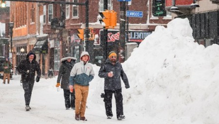 عاصفة ثلجية تتجه من الولايات المتحدة نحو بريطانيا مع بداية العام الجديد