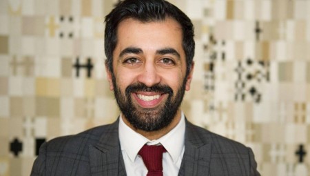 حمزة يوسف يؤدي اليمين رئيسا لحكومة اسكتلندا وسط خلاف حزبي